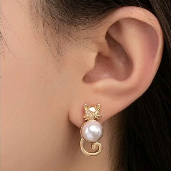 Cat Faux Pearl Earrings   - Picture 6 of 6